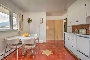 Mökkimajoitus Nostalgic & Retro Anaconda Home, Walk To Town