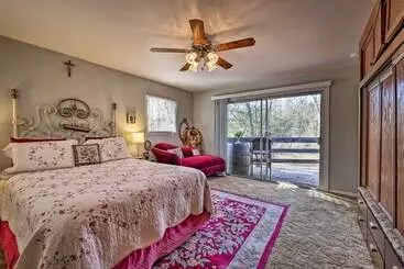 Mökkimajoitus Walk To Downtown: Eclectic Murphys Home W/ Decks!