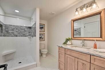 קוטג'' Renovated Lakeside Home W/ Private Boat Dock!