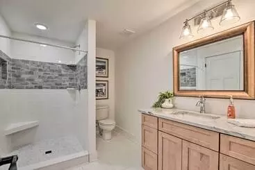 Mökkimajoitus Renovated Lakeside Home W/ Private Boat Dock!