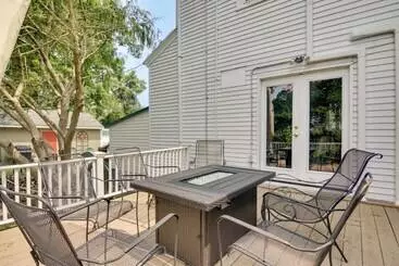 コテージ 1915 Historic Cambridge Property W/ Fire Pit!