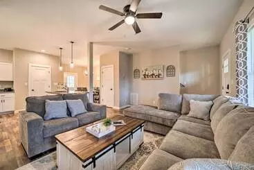 コテージ Asheville Area Hideaway W/ Hot Tub + Deck!