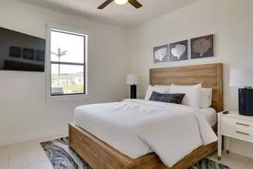 コテージ Pool & Gulf Access Canal: Chic Cape Coral Home!