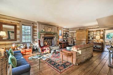 Сельский дом Chic Saylorsburg Escape W/ Hot Tub + Fire Pit