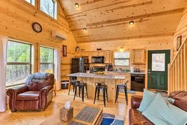 Mökkimajoitus Cozy Mtn Cabin: Spacious Deck & Forest Views!