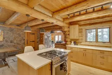 コテージ Hand Crafted Cabin W/ Whitefish Lake Views!