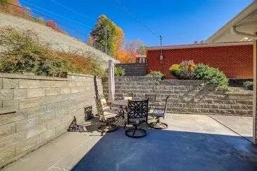 Mökkimajoitus Laptop Friendly Appalachian Mountain Retreat!