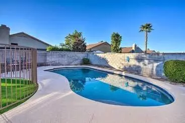 コテージ Peoria Home W/ Fenced Outdoor Pool + Yard!