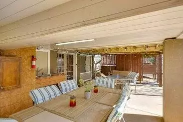 Mökkimajoitus Pet Friendly Lakehouse: View Tower + Fire Pit!