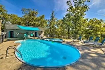 Mökkimajoitus Rustic Dog Friendly Cabin W/ Deck & Fire Pit!