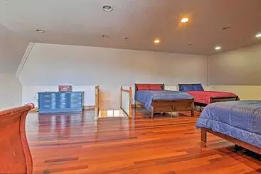 Mökkimajoitus Deck For Entertaining: Belmont Group Getaway