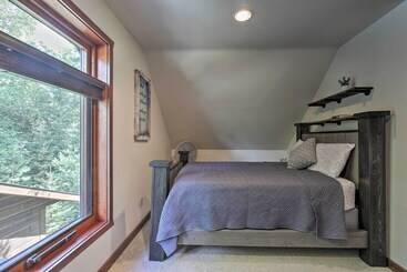 بيت ريفى Spacious Riverfront Escape W/ Private Hot Tub