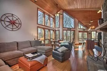 Mökkimajoitus Upscale Wintergreen Resort Home W/golf Course View