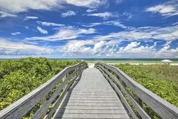 Mökkimajoitus Bayside Pad W/ Pool Access & Dock: 1/2 Mi To Beach