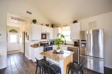 Center Point Countryside Cottage W/ Deck, Grill!