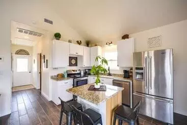 Center Point Countryside Cottage W/ Deck, Grill!