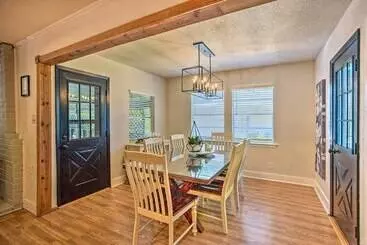 Mökkimajoitus Covered Deck & Fire Pit: Gun Barrel City Escape!