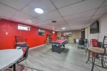 Mökkimajoitus Hidden Paradise  On 5 Acres W/ Hot Tub & Deck!