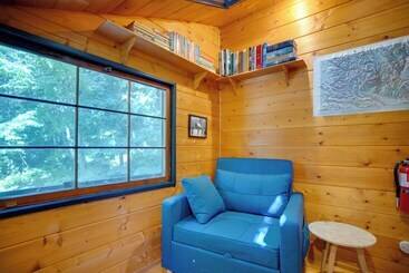 קוטג'' Leavenworth Cabin W/ Private Hot Tub!