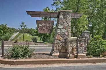 Mökkimajoitus Osage Beach Home W/ Resort Style Amenities!