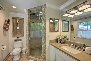 Mökkimajoitus Peaceful Ranch Resort + Vineyard View, Pool Access