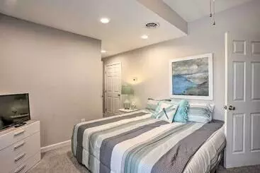 Mökkimajoitus Riverfront Retreat On 4 Acres W/ Private Dock