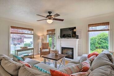 Seaside Cottage With Hot Tub: Walk To The Beaches!