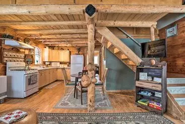 Mökkimajoitus Snowshoe Cabin  W/ Gas Grill: Fish & Hike!