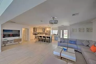 Mökkimajoitus Pool, Dock, Game Room: Cape Coral Canal Home