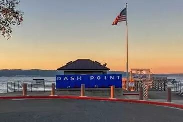 コテージ Tacoma  Dash Point Beach Cabin  W/ Balcony!