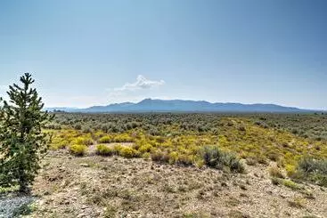 Mökkimajoitus Traditional Taos Home: 26 Acres W/ Mountain Views