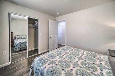 کلبه Welcoming Carlsbad Home Near Parks & Town!