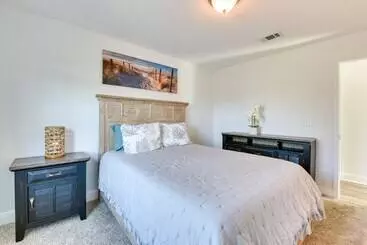 コテージ 2 Story Pet Friendly Home: 2 Blocks To Ocean!
