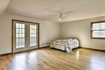 Mökkimajoitus Benton Home On 50 Acres W/ Private Deck & Views!