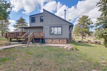 Hus på landet Cozy Red Feather Lakes Retreat W/ Deck & Yard