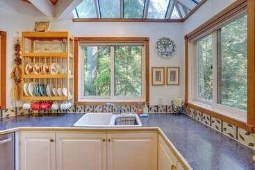 بيت ريفى Enchanting Escape W/ Hot Tub, Decks & Views!