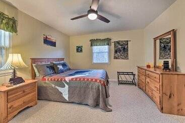 별장 Maggie Valley Home W/ Mountain Views + Decks!