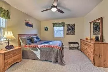 コテージ Maggie Valley Home W/ Mountain Views + Decks!