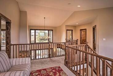 کلبه Modern Eagle Crest Escape W/ Patio & 2 Balconies!