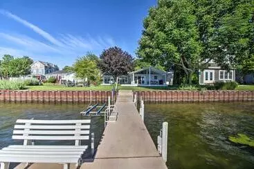Mökkimajoitus Benton Harbor Lake House W/ Dock & Fire Pit!