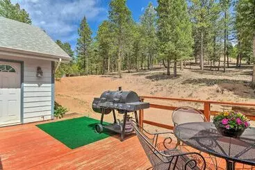 Mökkimajoitus Secluded Woodland Park Home   Hike & Bike!