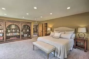 Mökkimajoitus Stunning Mtn Views, Private Stream: Evergreen Gem!