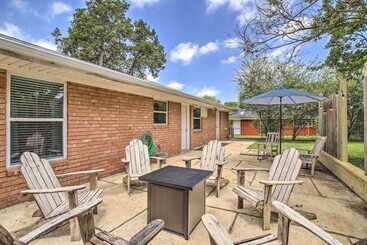 Landhus 1 Mi To Main St: Brenham Retreat W/ Game Room