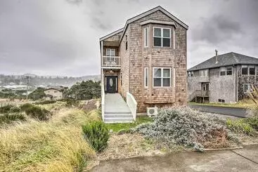 Mökkimajoitus Walk To Beach: Pacific City Home W/ Bay Views!