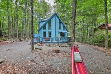 Mökkimajoitus Colorful Pocono Lake Cabin W/ Deck & Fire Pit