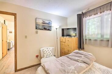 Сельский дом Colorful Pocono Lake Cabin W/ Deck & Fire Pit