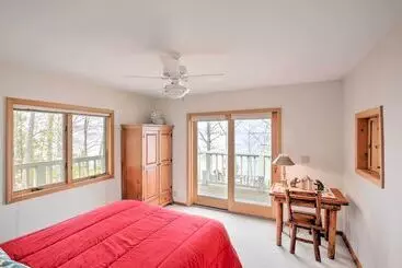 Mökkimajoitus Gorgeous Charlevoix Home On Lake Michigan!