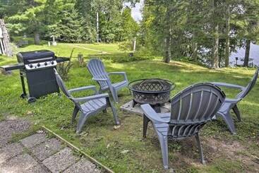 بيت ريفى Lakefront Family Escape W/ Views, Dock, & Kayaks!