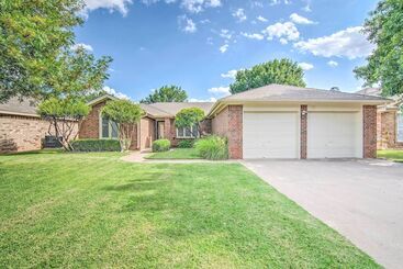 کلبه Lubbock Home W/ Deck & Yard   8 Miles To Ttu!