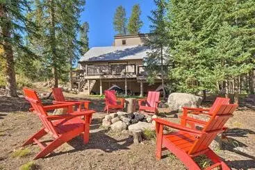 Mökkimajoitus Luxury 4 Br Cabin: 2 King Suites On Shuttle Route